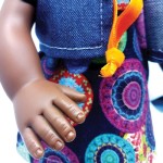 DNenes Κούκλα Βινυλίου Αφροαμερικανή Τυπωμένο πολύχρωμο φόρεμα 34εκ.